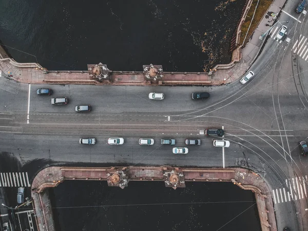 フォンタンカ川の橋、道路交通、フラットレイの空中ビュー。ロシアのサンクトペテルブルク.  — 無料ストックフォト