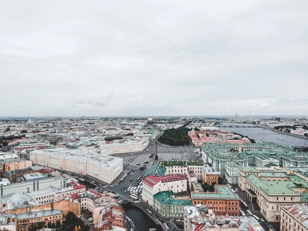 Flygfoto centrum av Sankt Petersburg, tak, Moika floden, Neva floden, Palace Square. Solnedgång ljus. — Stockfoto