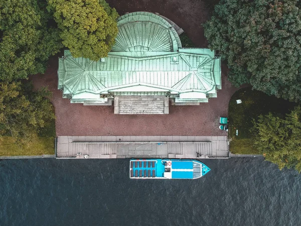Foto aérea de barco de río, río Moika, Parque Mikhailovsky, San Petersburgo, Rusia — Foto de Stock