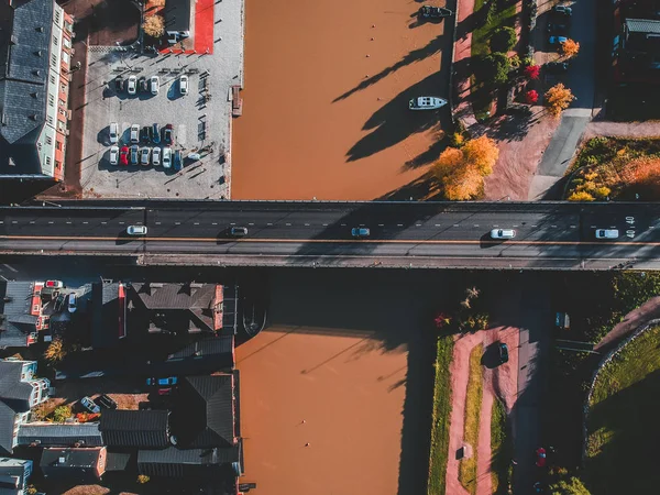 Letecký pohled na historické centrum města, silniční most přes řeku Porvoonjoki. Fotka pořízená dronem. Finsko, Porvoo. — Stock fotografie