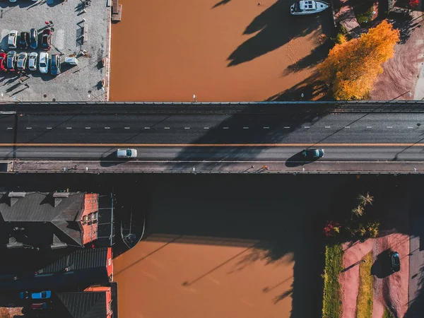 Pemandangan udara dari pusat sejarah kota, jembatan jalan di atas sungai Porvoonjoki. Foto diambil dari drone. Finlandia, Porvoo . — Stok Foto