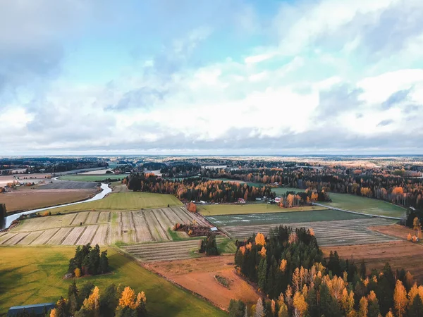 Vista aérea de campos arados fértiles y bosques. Foto tomada de un dron. Finlandia, Pornainen . — Foto de Stock