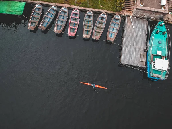 Luchtfoto roeier training op de rivier in een kajak. — Stockfoto