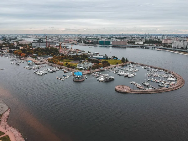 Aerialphoto yacht club con un rompeolas. Yates, lanchas de motor, veleros, literas, muelles . — Foto de Stock