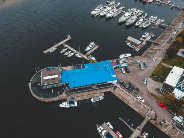 Aerialphoto jacht klub törött vízzel. Jachtok, motorcsónakok, vitorlások, kikötőhelyek, mólók. — Stock Fotó