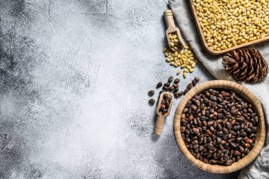 Çam fıstığı soyulmuş ve kabuğunda. Gri arka plan. Üst Manzara. Metin için boşluk