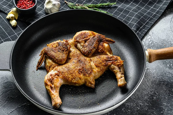 Ψητό κοτόπουλο με πιπέρι και δεντρολίβανο. Γκρι φόντο. Άνω όψη — Φωτογραφία Αρχείου