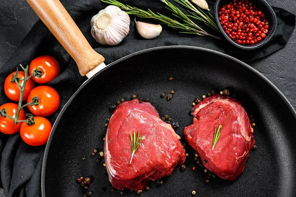 Filet Bife Mignon em uma frigideira. Lombo de vaca. Fundo preto. Vista superior — Fotografia de Stock