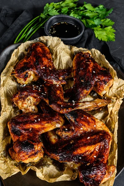Barbekü tavuk kanadı. Çiftlik organik kümes hayvanları. Üst Manzara. Siyah arkaplan