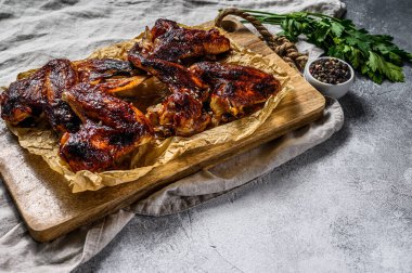 Tavuk kanadı. Çiftlik organik eti. Üst Manzara. Gri arka plan. Metin için boşluk