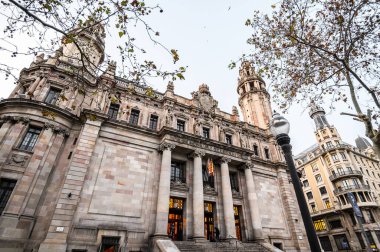 Ana postane binası. Plaza de Antonio Lopez, Via Laietana 'nın doğduğu ana caddeye yakın. 03.01.2020 Barcelona, İspanya.