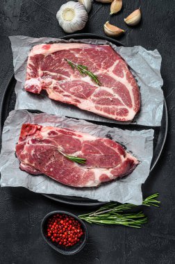 Taze domuz eti. Mermer et. Siyah arka plan. Üst görünüm