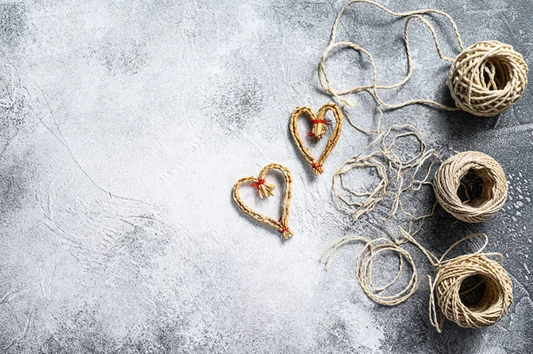 Harten gemaakt van wilg. Het concept van Valentijnsdag in een rustieke stijl. Grijze achtergrond. Bovenaanzicht. Ruimte voor tekst — Stockfoto