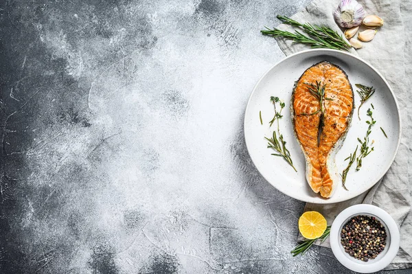 Bistecca di salmone alla griglia. Pesce atlantico. Sfondo grigio. Vista dall'alto. Spazio per testo — Foto Stock