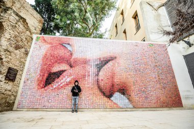 Turistler Mozaik Dünya Her Öpücükle Başlıyor 'da fotoğraf çekiliyor. Fotoğrafçı Joan Fontcuberta tarafından yaratıldı. 03.01.2020 Barcelona, İspanya