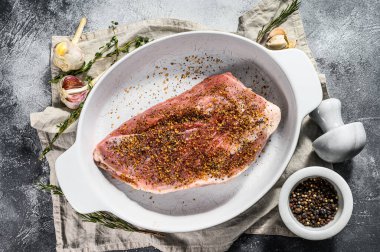 Taze domuz pirzolası. Baharatlı çiğ et. Gri arka plan. Üst görünüm