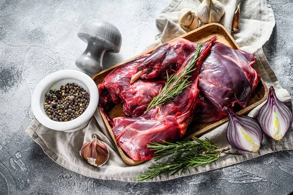 Kaninkött. Raw färsk gård kanin på ett träbord med grönsaker och kryddor. Högst upp. Ekologiskt kött — Stockfoto