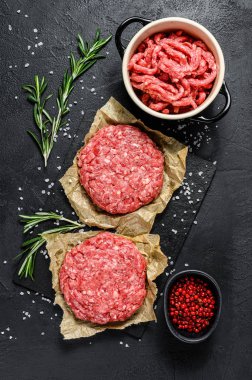 Çiğ et köfteleri. Köfteler pişmeye hazır. Barbekü partisi. Çiftlik organik eti. Siyah arka plan. Üst görünüm