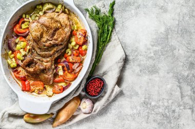 Fırında pişirilmiş hindi budu fileto ve sebze. Gri arka plan. Üst Manzara. Metin için boşluk