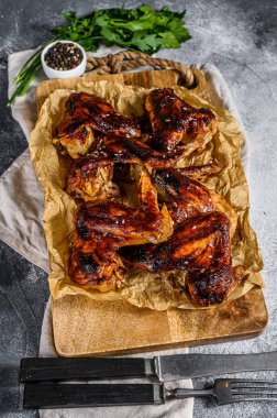 Barbekü tavuk kanadı. Çiftlik organik eti. Üst Manzara. Gri arkaplan