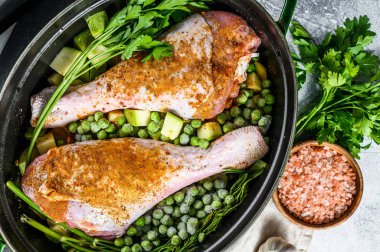 Hindi budu kızartması. Maydanoz, bezelye, kereviz ve patates tarifi. Gri arka plan. Üst görünüm