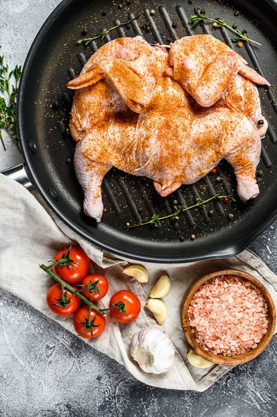 Ακατέργαστο κοτόπουλο στο τηγάνι. Γκρι φόντο. Άνω όψη — Φωτογραφία Αρχείου