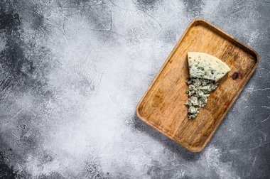 Köy ahşap arka planda küflü Gorgonzola peyniri. Küf peyniri. Metin için boşluk