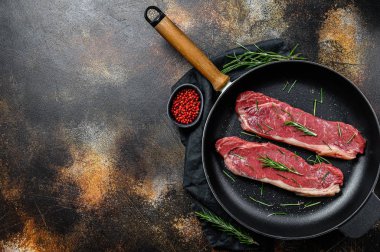 Taze et, mermer biftek, çiğ sığır filetosu. Karanlık arka plan. Mesaj için yer var. Düz yatıyordu.