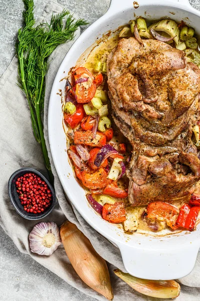 Baked Turkey thigh with vegetables in a baking dish. Gray background. Top view — Stock Photo, Image