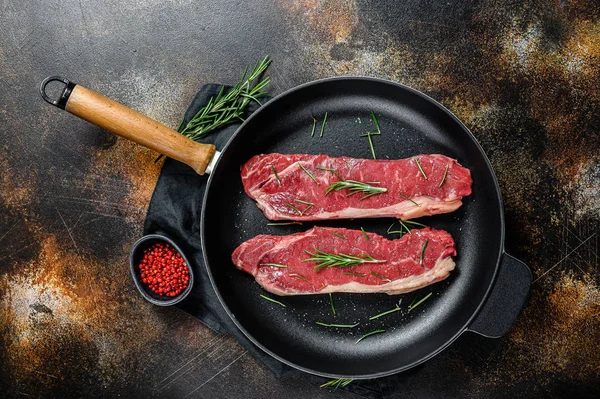 Carne fresca, carne assada, bife cru de lombo. Fundo escuro. Depósito plano — Fotografia de Stock