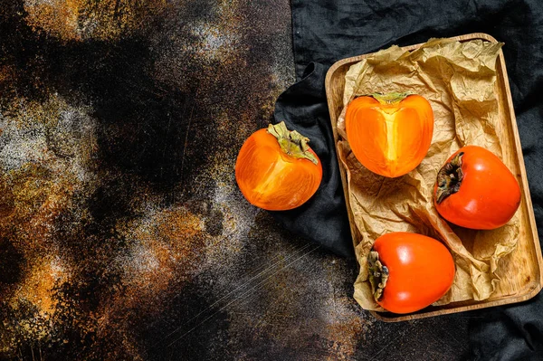 Tahta tepside hurma. Karanlık arka plan. Üst Manzara. Metin için boşluk