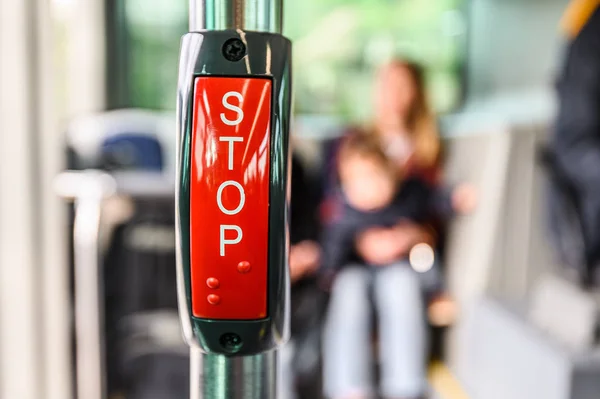 Bouton d'arrêt rouge dans le bus. Barcelone, Espagne. Catalogne — Photo