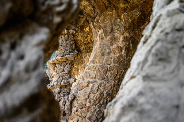 Dettaglio di un corridoio nel parco Guell, a Barcellona, Spagna. pietra naturale — Foto Stock