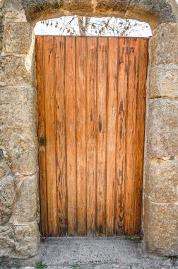 Taş duvardaki eski ahşap kapı. Barselona, İspanya. Katalonya