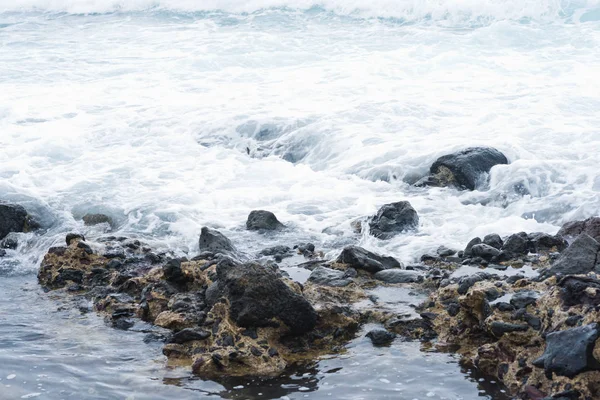 Fırtına sırasında büyük dalga kayalara çarpar. Kanarya Adaları, Tenerife. — Stok fotoğraf