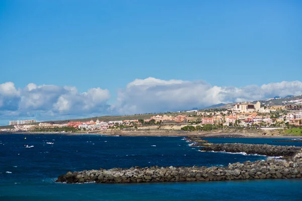 Costa Adejes och Las Americas klippiga kust. Teneriffa, Kanarieöarna — Stockfoto