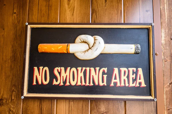 Barda sigara içilmez tabelası var. 07.01.2020 Tenerife, Kanarya Adaları — Stok fotoğraf