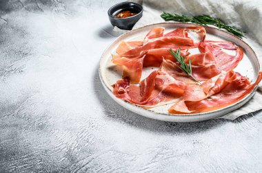 İspanyol jamonu Serrano, jambon. Antipasto tabağı. Gri arkaplan, üst görünüm, metin için boşluk