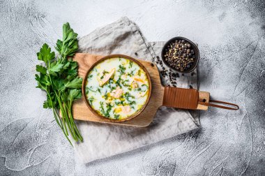 Somon ve patatesli kremalı balık çorbası. Gri arkaplan, üst görünüm.