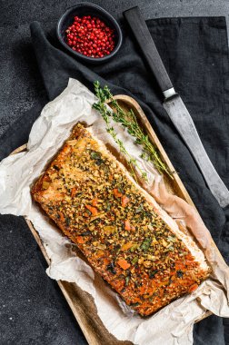 Sağlıklı bir diyet yüksek protein, tütsülenmiş Atlantik somon filetosu. Alabalık. Siyah arkaplan, üst görünüm.