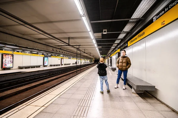 Interior of underground metro station. People on the platform. 03.01.2020 Barcelona, Spain — Stock Photo, Image