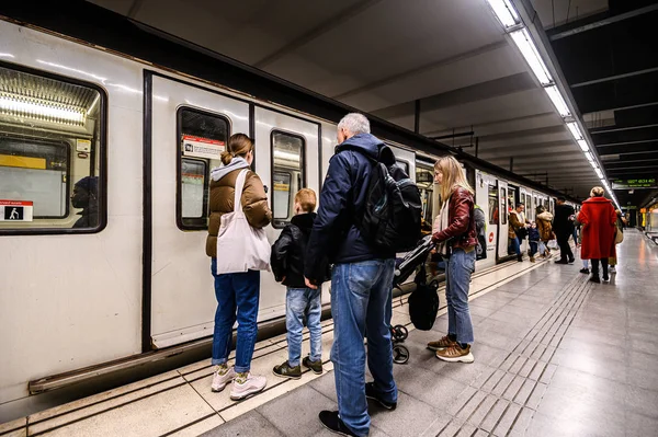 Zug mit Fahrgästen auf dem Bahnsteig. Menschen auf dem Bahnsteig. 03.01.2020 barcelona, spanien — Stockfoto