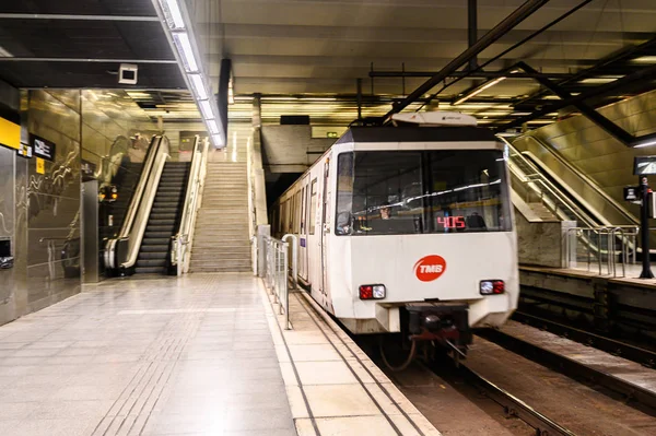 Train sur la plate-forme avec des passagers. Des gens sur la plateforme. 03.01.2020 Barcelone, Espagne — Photo