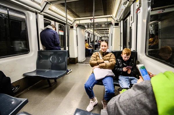 Zug mit Fahrgästen auf dem Bahnsteig. Menschen im Zug. 03.01.2020 barcelona, spanien — Stockfoto