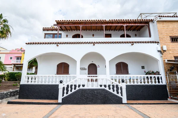 La façade de la maison authentique blanche dans la ville de La Caletta. Tenerife, Îles Canaries, Espagne . — Photo