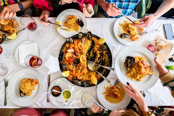Restorandaki, tavada servis edilen İspanyol paella ve deniz ürünleri masası. Taze karides, Scampi, midye, kalamar, ahtapot ve deniz tarağı. Üst Manzara. Restoran