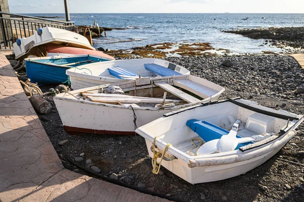 Oude vissersboten in de haven van La Caletta. Tenerife, Canarische Eilanden, Spanje — Stockfoto