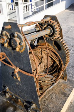Bobinli halatla eski paslı metal vinç. La Caletta Limanı. Tenerife, Kanarya Adaları, İspanya