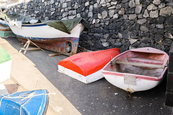 Oude vissersboten in de haven van La Caletta. Tenerife, Canarische Eilanden, Spanje — Stockfoto