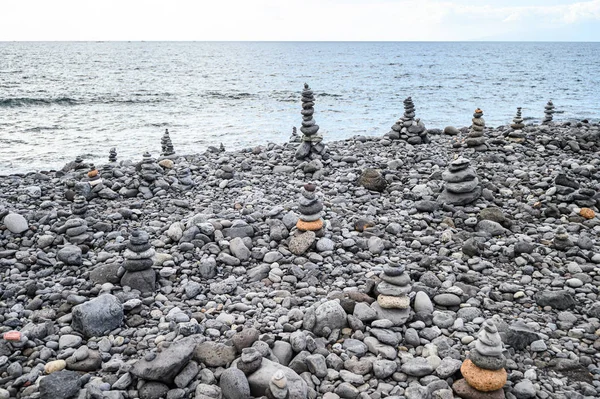 Kamienne wieże na promenadzie Puerto de la Cruz. Teneryfa, Wyspy Kanaryjskie, Hiszpania — Zdjęcie stockowe